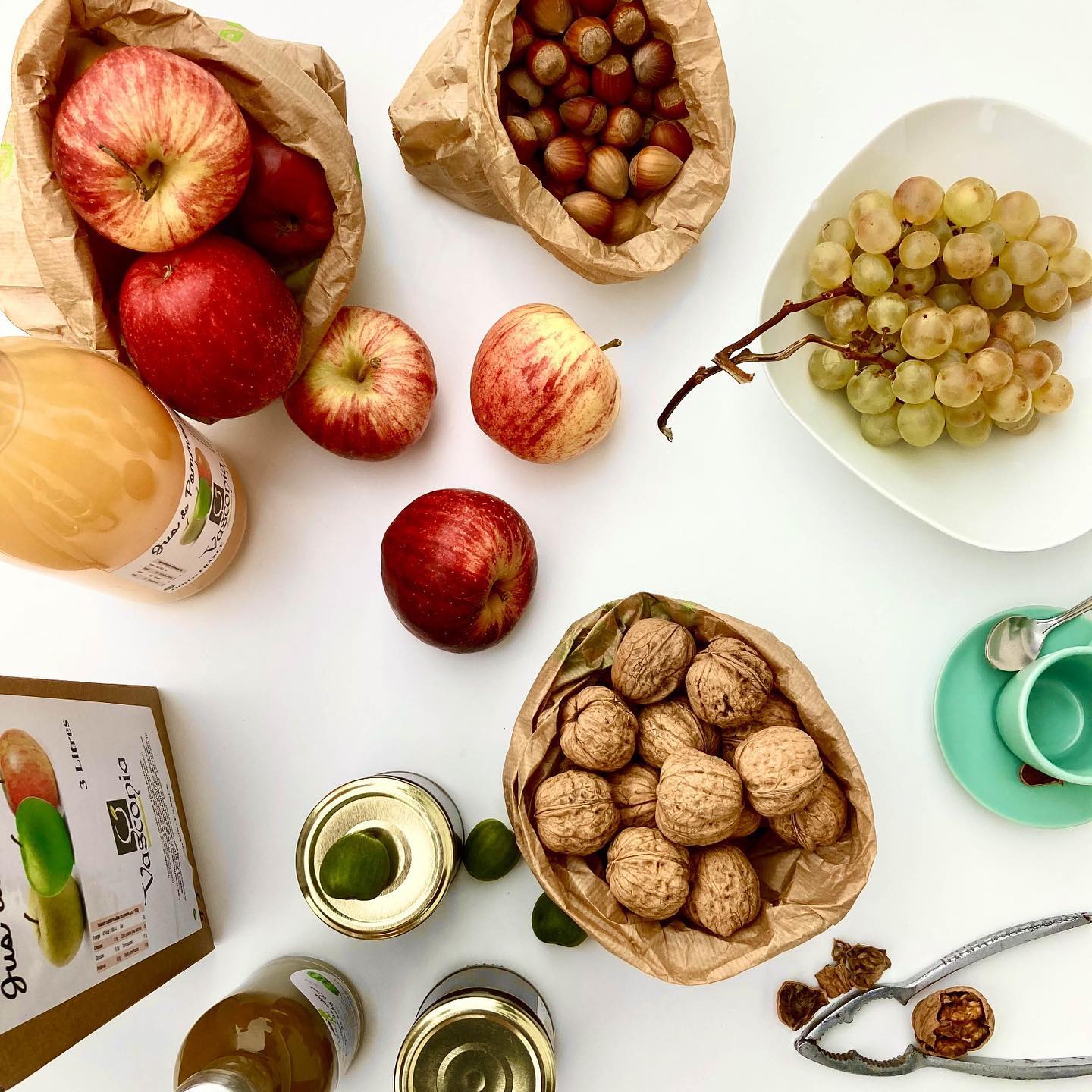 Photo de pommes, noix et raisins d'automne prise par l'Agence Iltze au Pays basque